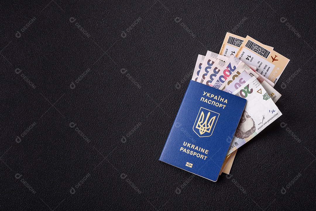 Passaporte ucraniano biométrico, passagens aéreas e dinheiro em um fundo escuro de concreto. Antecedentes conceituais sobre o tema turismo e viagens