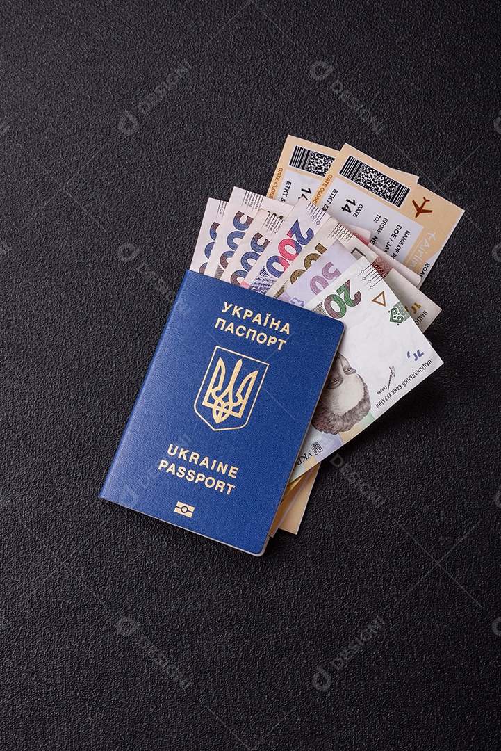Passaporte ucraniano biométrico, passagens aéreas e dinheiro em um fundo escuro de concreto. Antecedentes conceituais sobre o tema turismo e viagens