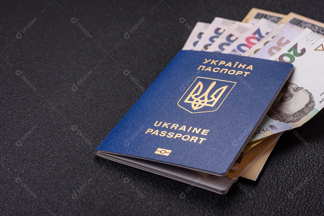 Passaporte ucraniano biométrico, passagens aéreas e dinheiro em um fundo escuro de concreto. Antecedentes conceituais sobre o tema turismo e viagens