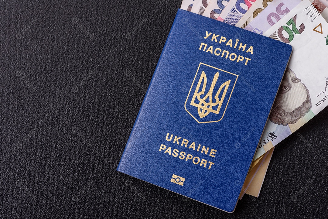 Passaporte ucraniano biométrico, passagens aéreas e dinheiro em um fundo escuro de concreto. Antecedentes conceituais sobre o tema turismo e viagens