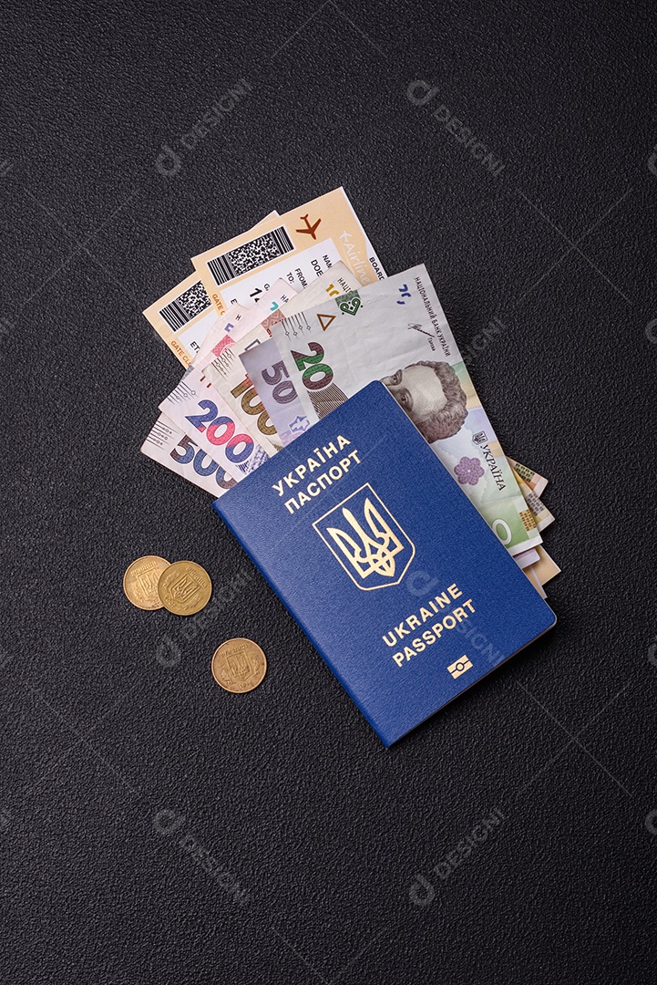 Passaporte ucraniano biométrico, passagens aéreas e dinheiro em um fundo escuro de concreto. Antecedentes conceituais sobre o tema turismo e viagens
