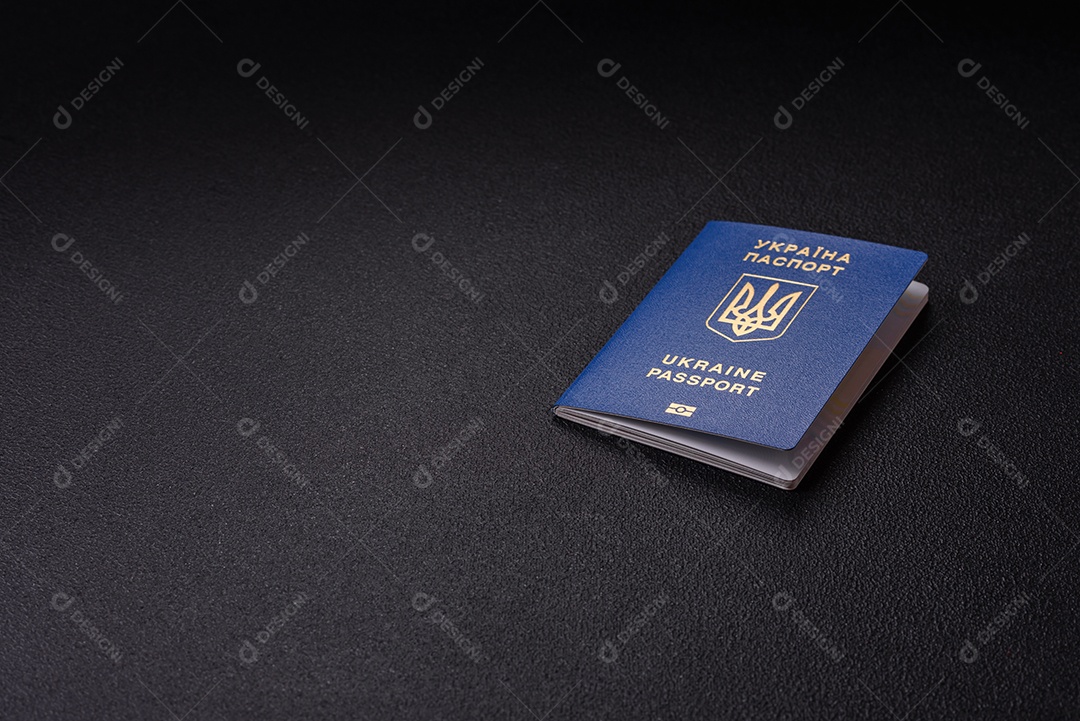 Passaporte ucraniano biométrico, passagens aéreas e dinheiro em um fundo escuro de concreto. Antecedentes conceituais sobre o tema turismo e viagens