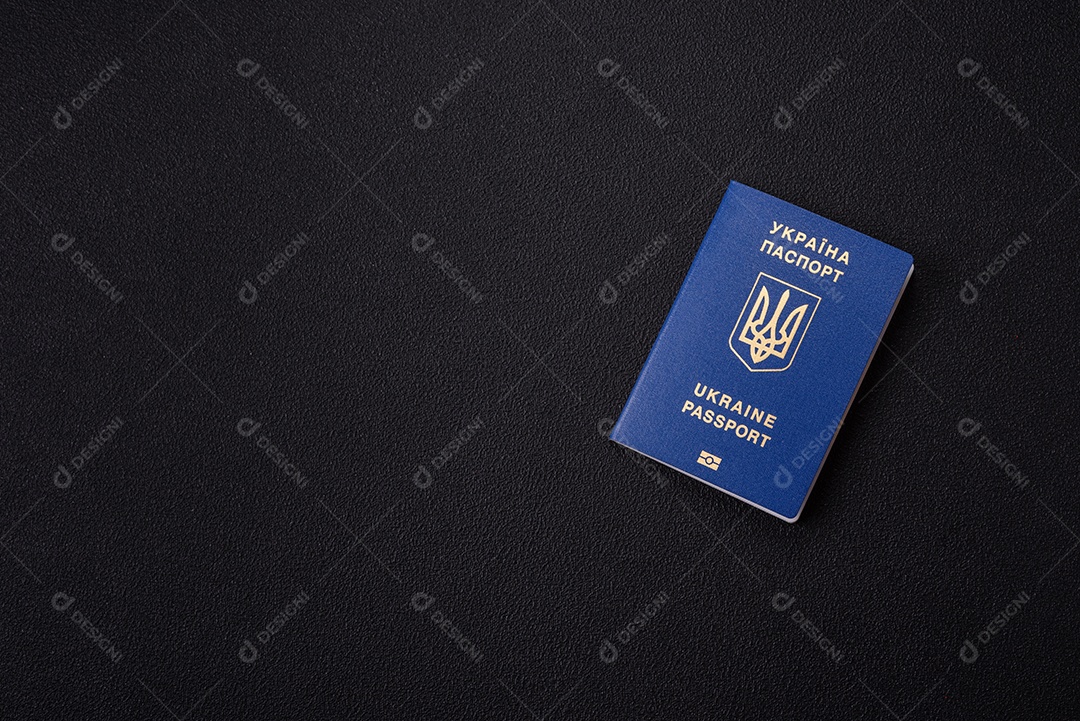 Passaporte ucraniano biométrico, passagens aéreas e dinheiro em um fundo escuro de concreto. Antecedentes conceituais sobre o tema turismo e viagens