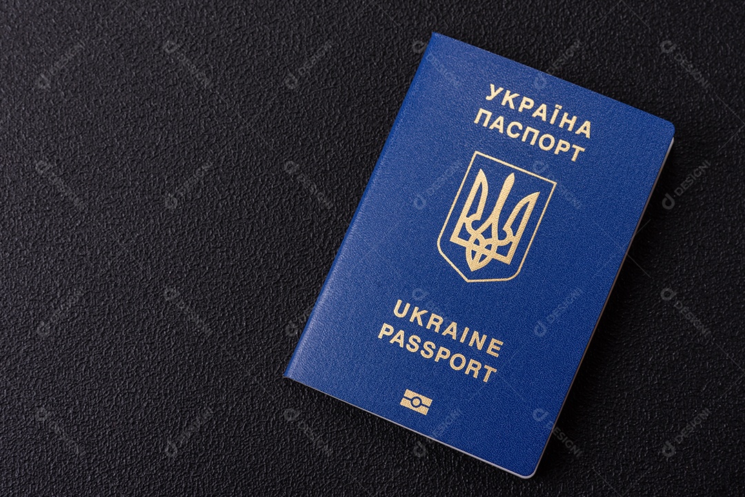 Passaporte ucraniano biométrico, passagens aéreas e dinheiro em um fundo escuro de concreto. Antecedentes conceituais sobre o tema turismo e viagens