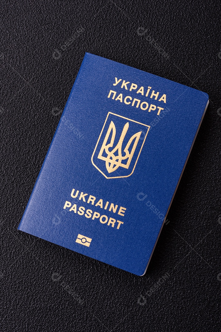 Passaporte ucraniano biométrico, passagens aéreas e dinheiro em um fundo escuro de concreto. Antecedentes conceituais sobre o tema turismo e viagens