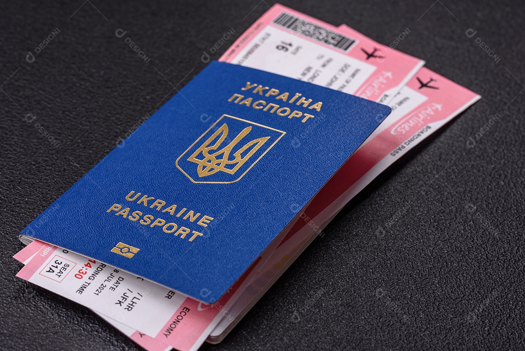 Passaporte ucraniano biométrico, passagens aéreas e dinheiro em um fundo escuro de concreto. Antecedentes conceituais sobre o tema turismo e viagens