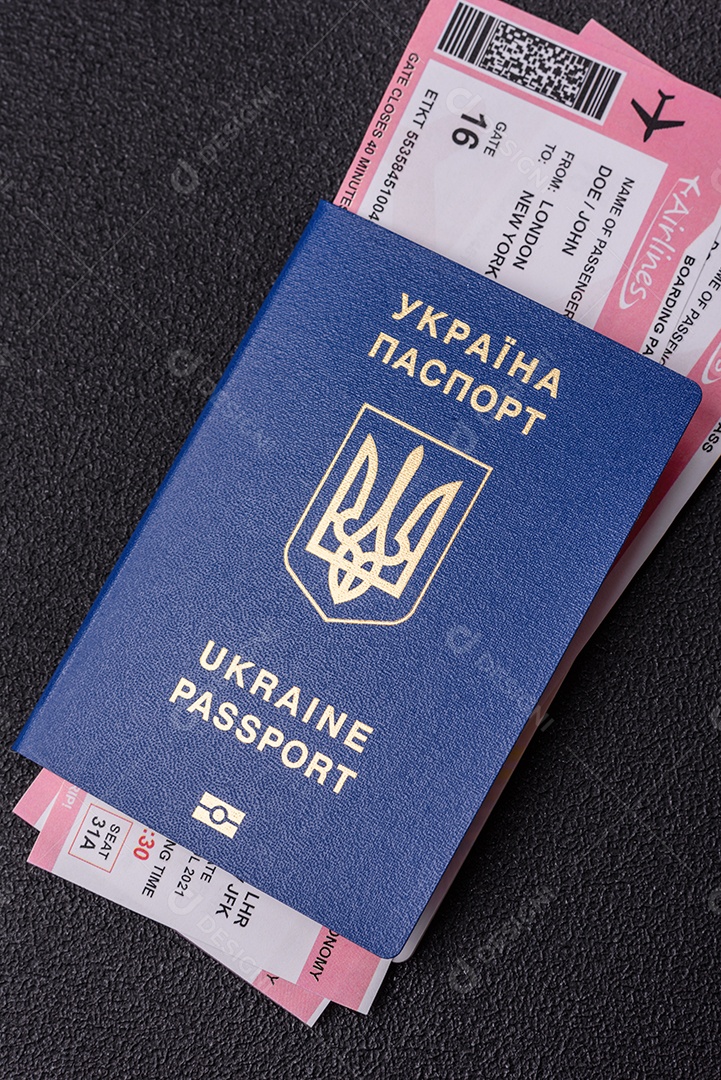 Passaporte ucraniano biométrico, passagens aéreas e dinheiro em um fundo escuro de concreto. Antecedentes conceituais sobre o tema turismo e viagens