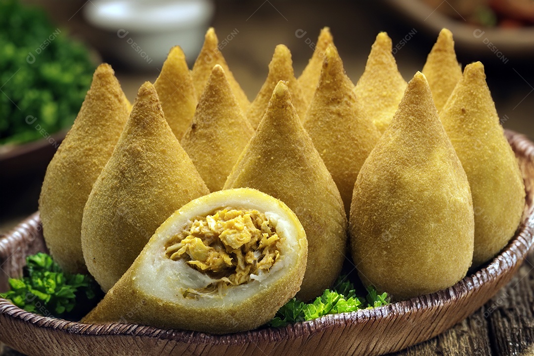 Coxinhas simples de frango bem recheada