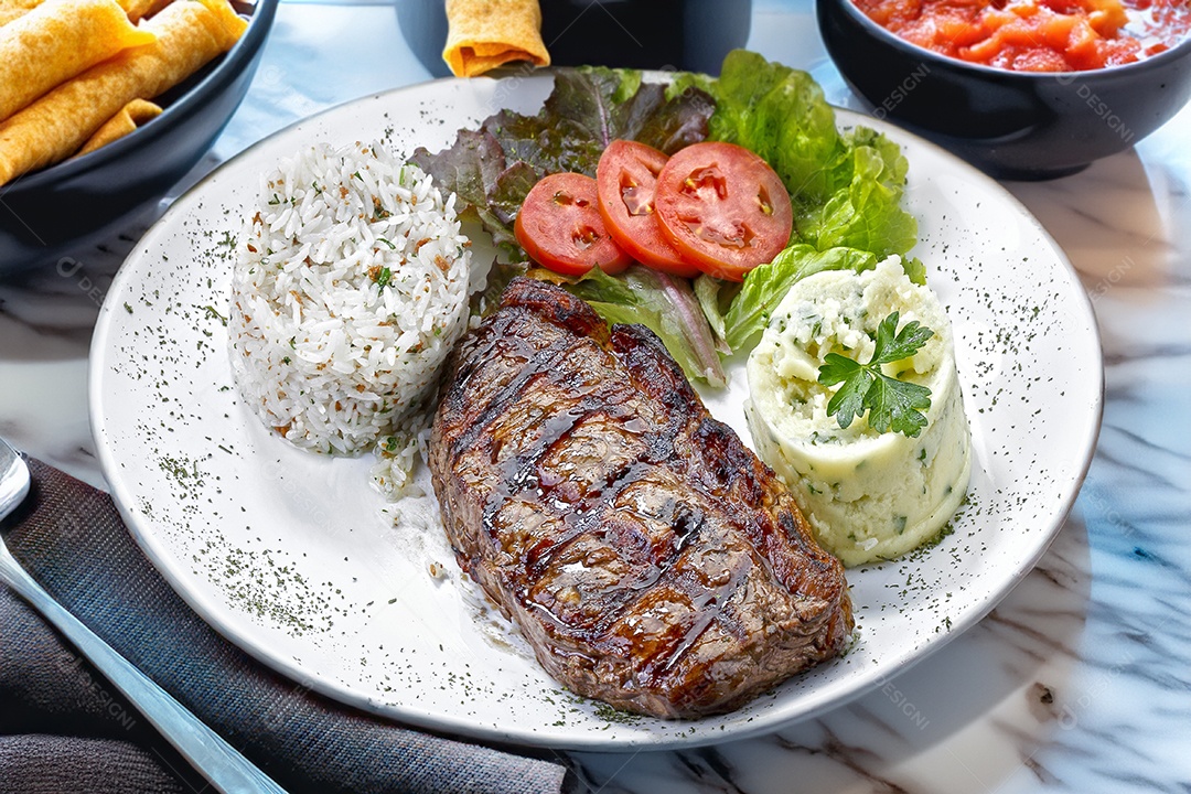 Bife de carne com batatas e arroz em fundo branco isolado