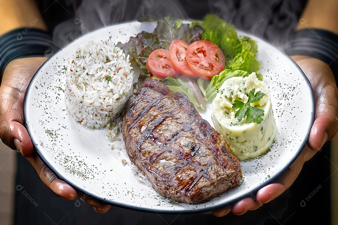 Bife de carne com batatas e arroz churrasco