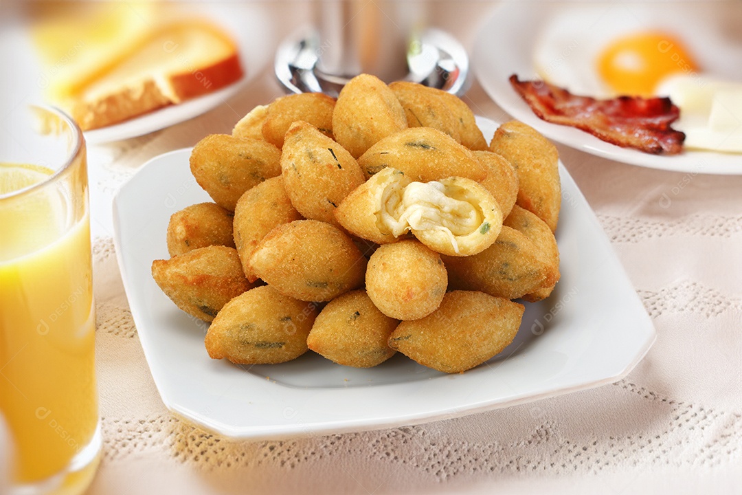 Bolinhos de queijo derretido com cebolinha