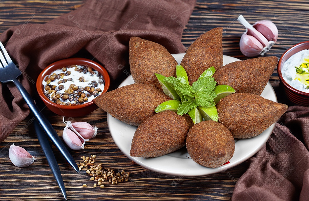 Quibe frito com molho e temperos