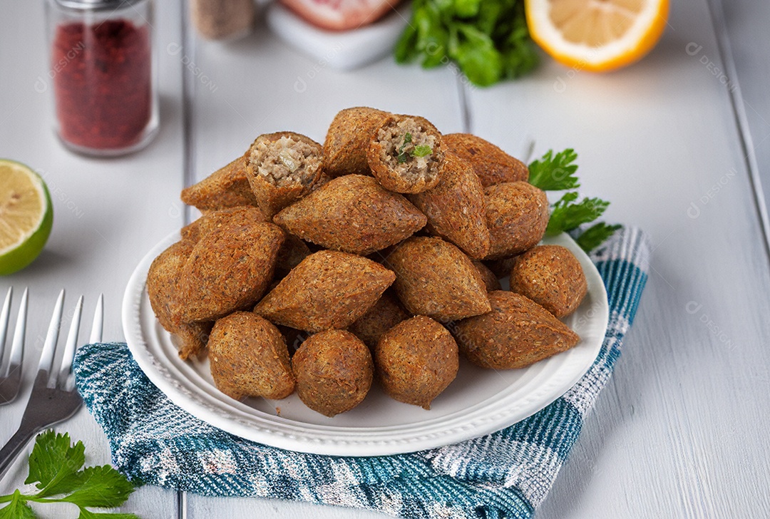 Deliciosos quibes sobre a mesa