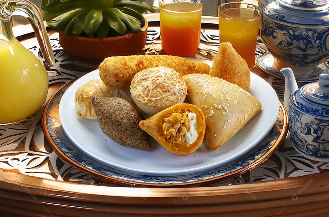 Salgados assados variados deliciosos brasileiro