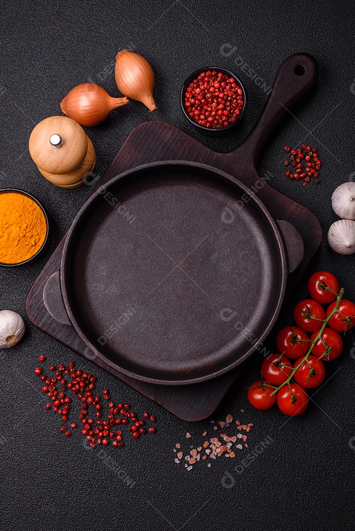 Tábua de madeira vazia com especiarias, sal e ervas em fundo escuro de concreto