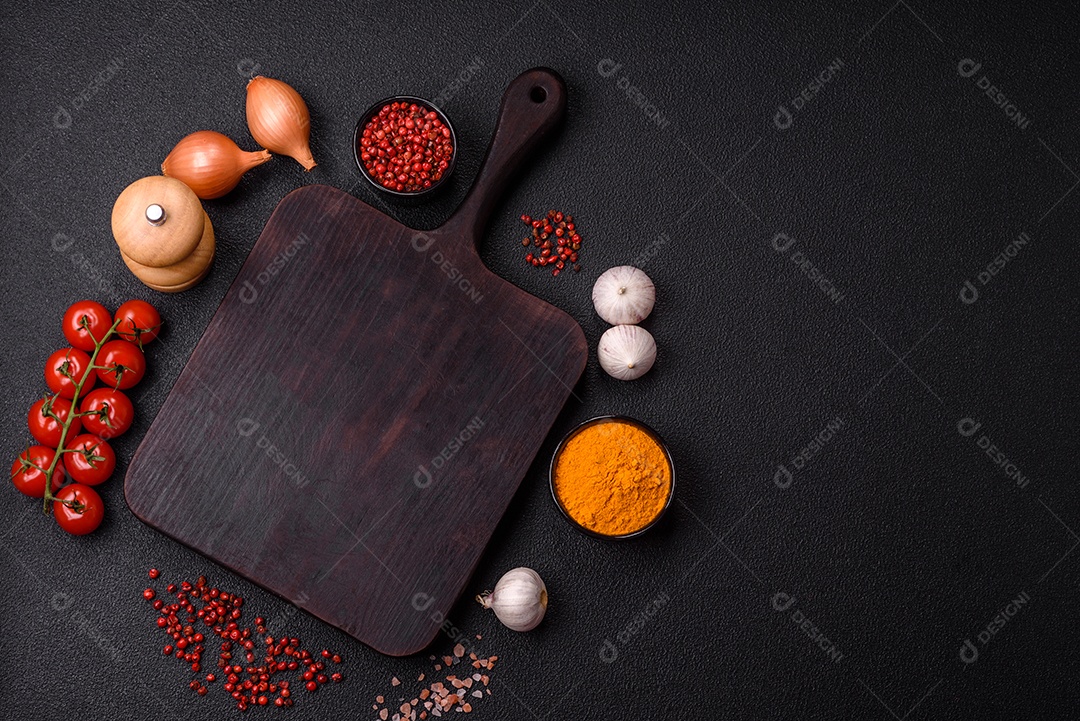 Tábua de madeira vazia com especiarias, sal e ervas em fundo escuro de concreto