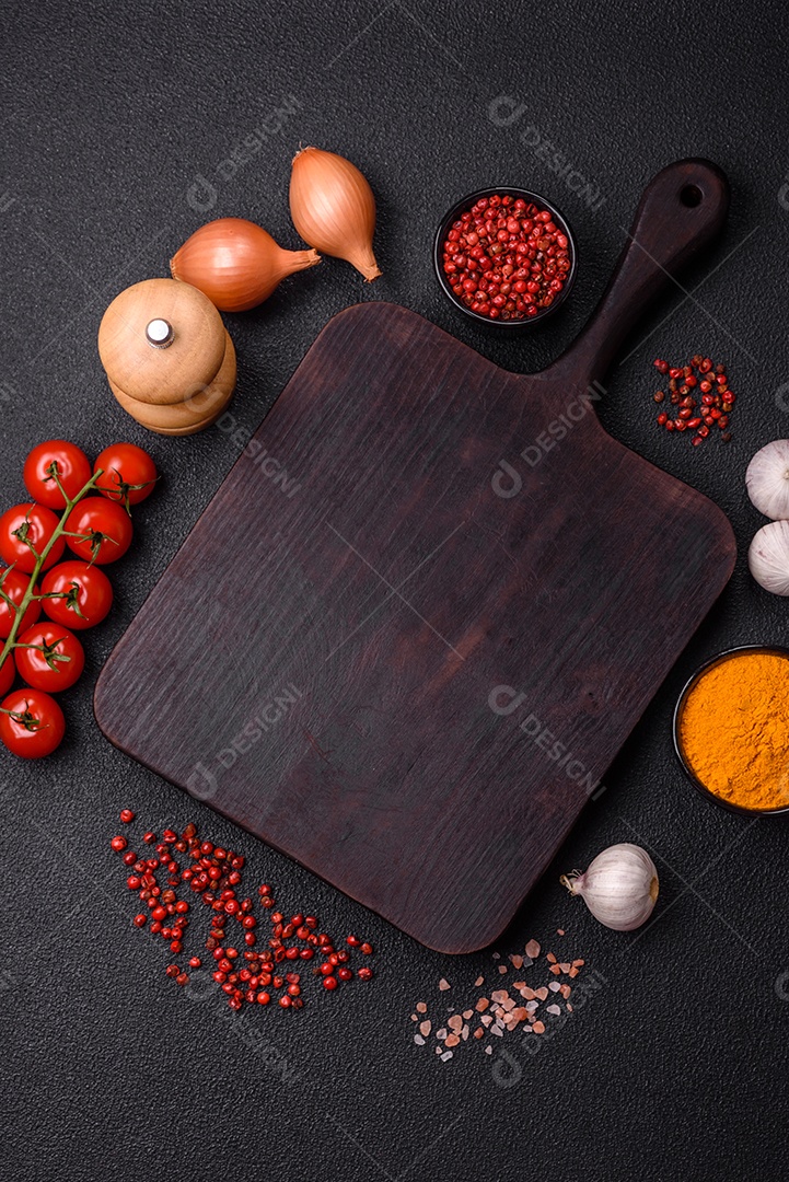 Tábua de madeira vazia com especiarias, sal e ervas em fundo escuro de concreto