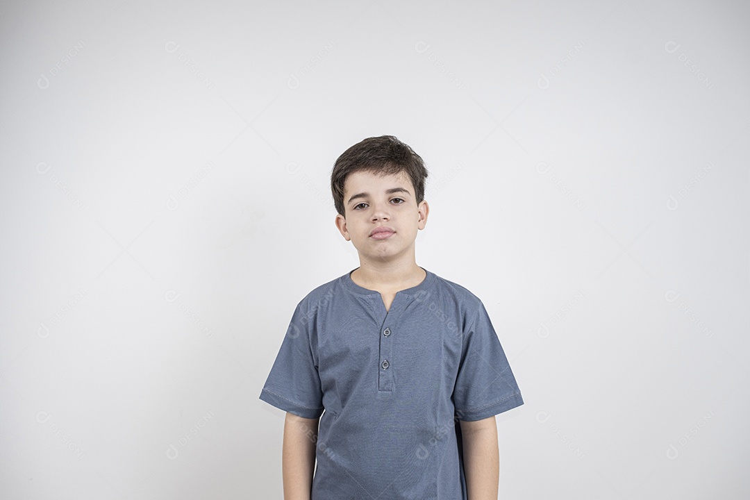 Menino serio sobre fundo claro