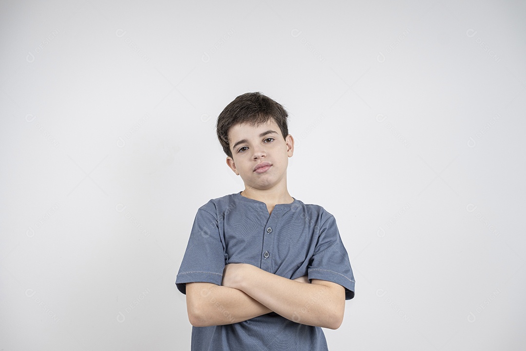 Garoto de braços cruzados serio