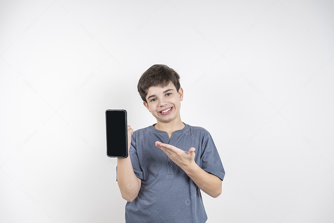 Garoto sorridente com celular na mão