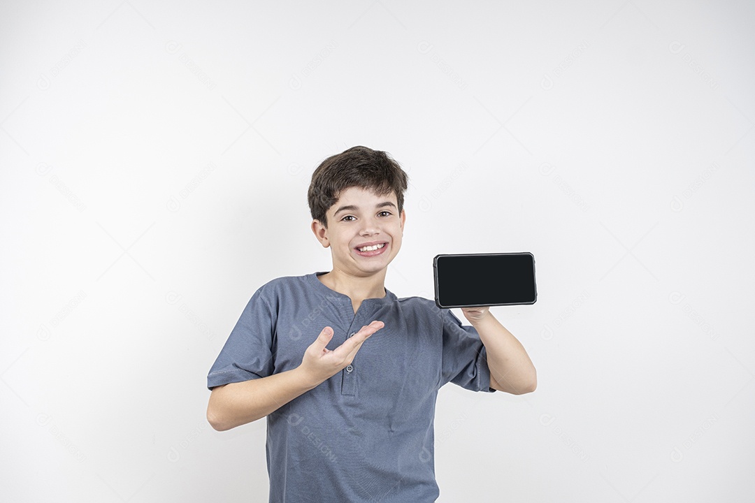 Menino sorrindo apontando para o celular