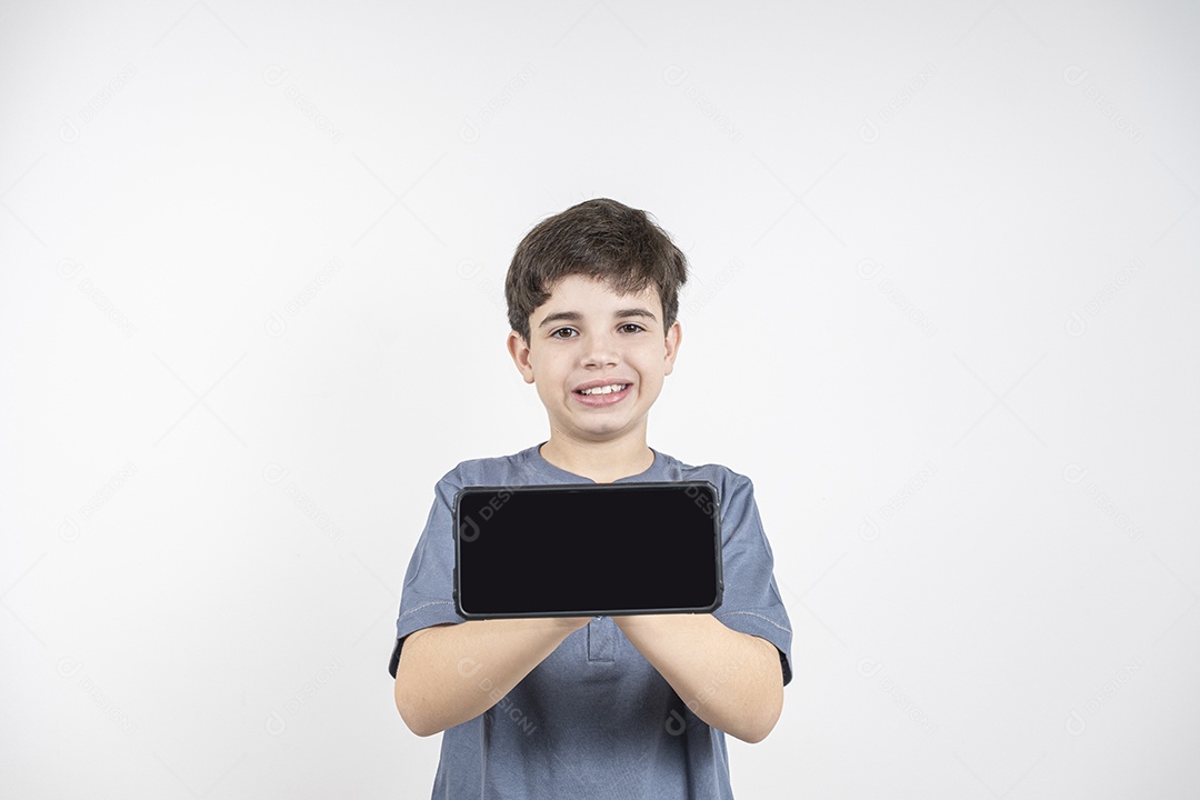 Um garoto sorrindo com mão no celular