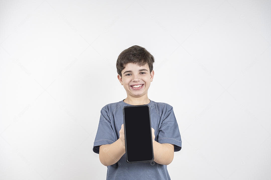 Menino sorridente segurando um celular