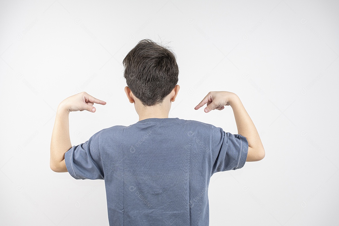 Garoto de costa apontando para camiseta