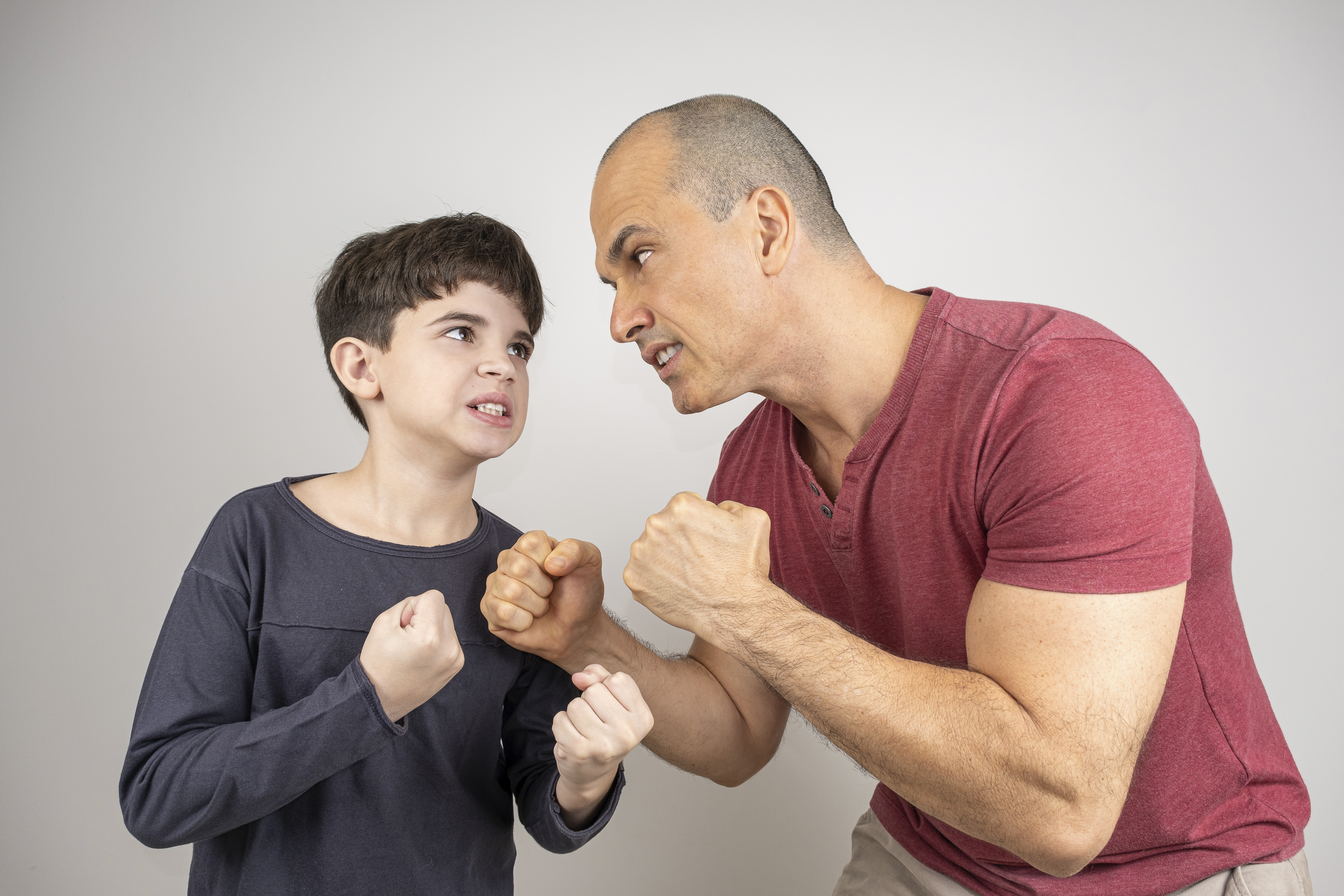 Pai e filho com pose de lutas