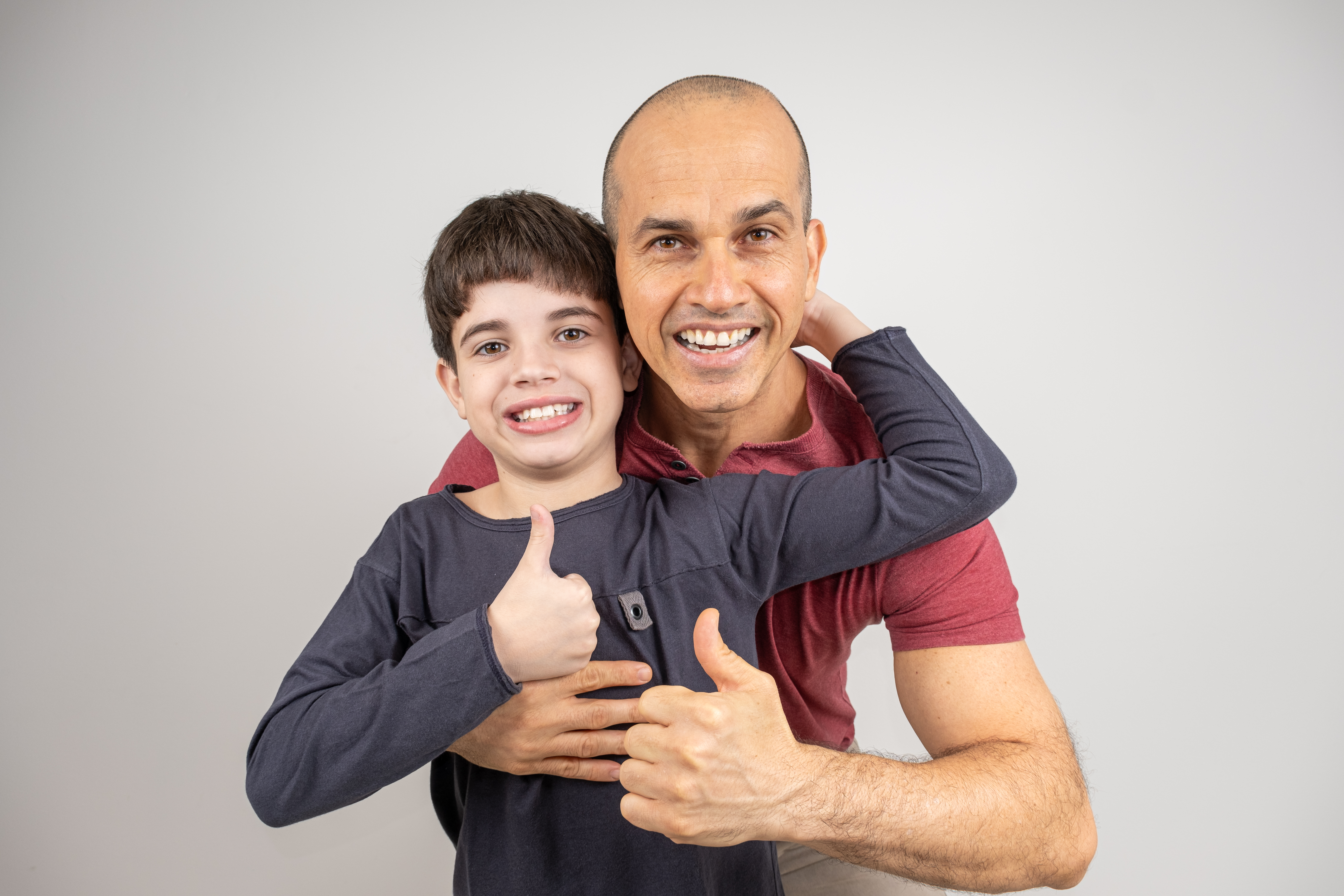 Pai e filho se abraçando felizes