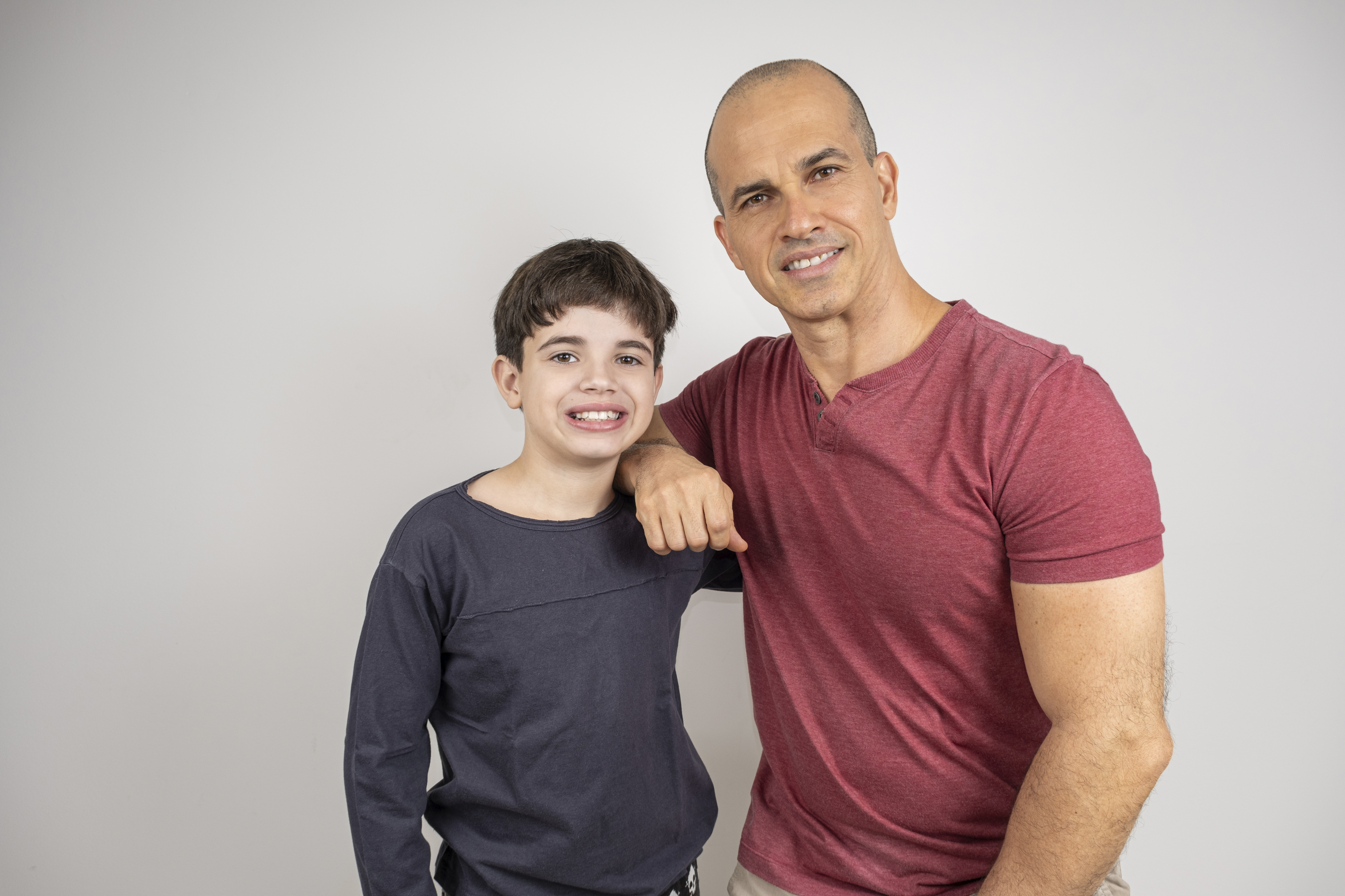 Pai e filho se abracando