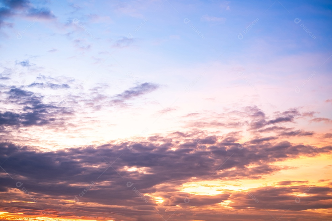 Céu lindo com nuvem e fundo de sol