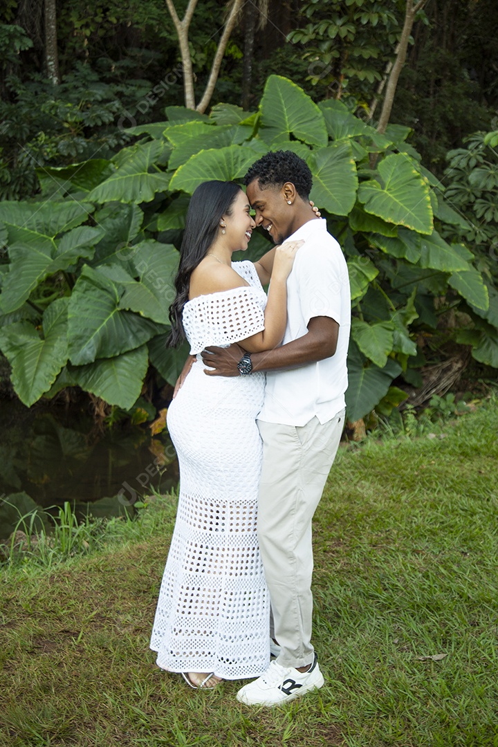 Lindo casal felizes sobre parque
