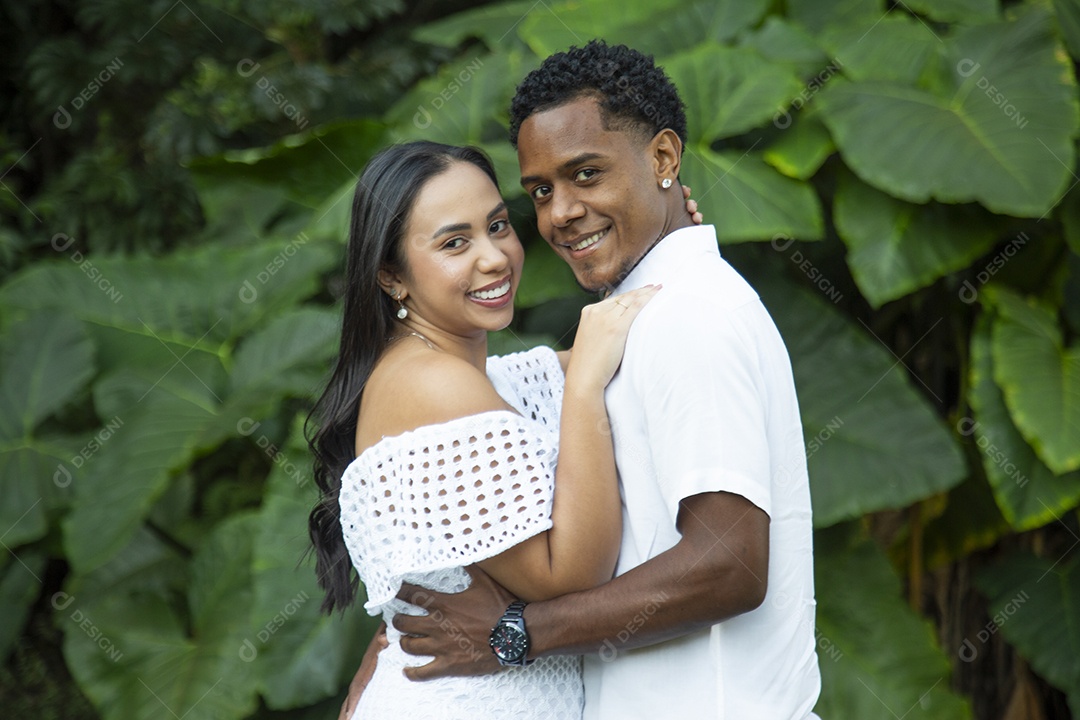 Lindo casal felizes sobre parque