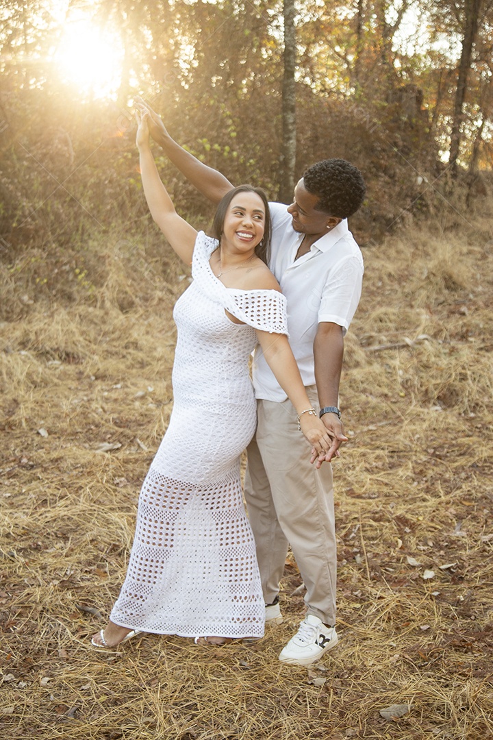 Lindo casal felizes sobre parque