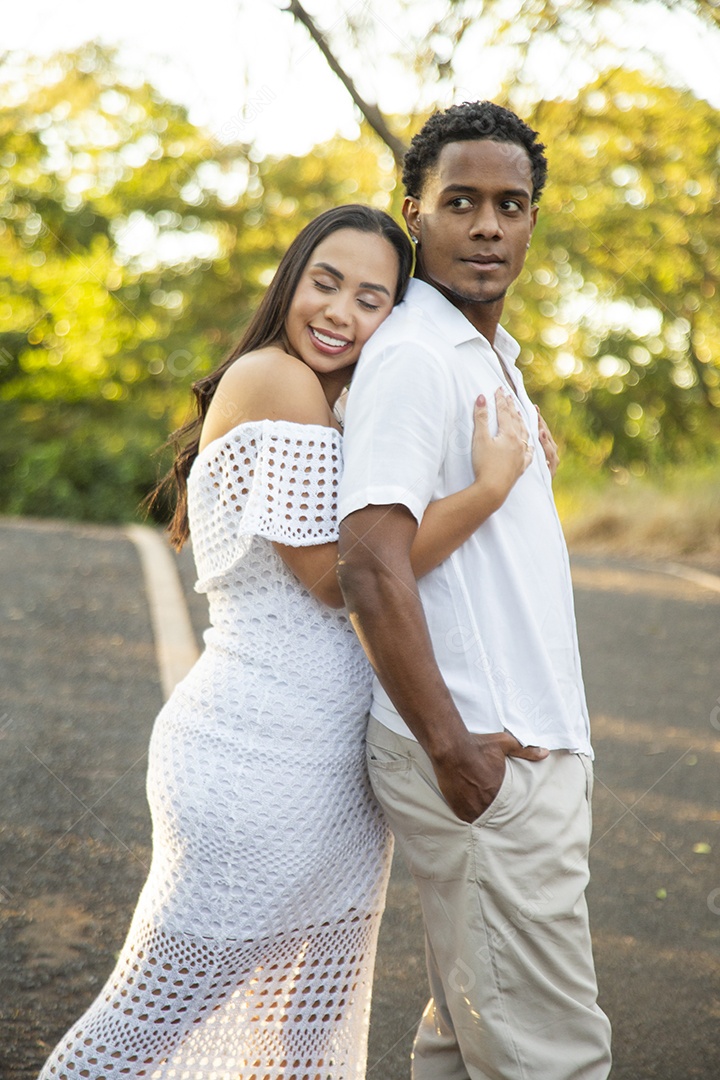 Lindo casal felizes sorridentes sobre parque