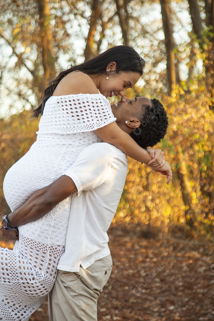 Lindo casal felizes sorridentes sobre parque