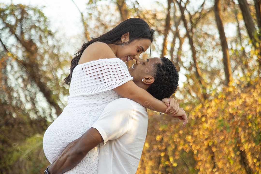 Lindo casal felizes sorridentes sobre parque