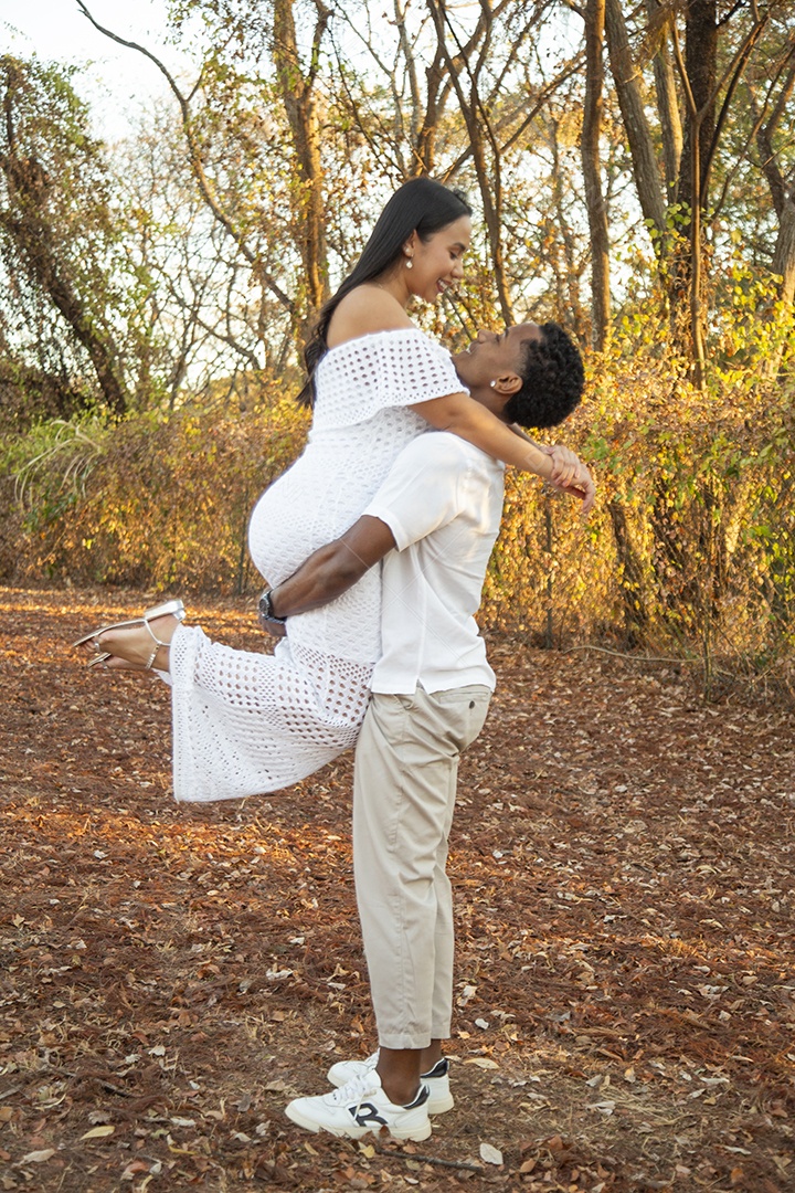 Lindo casal felizes sorridentes sobre parque