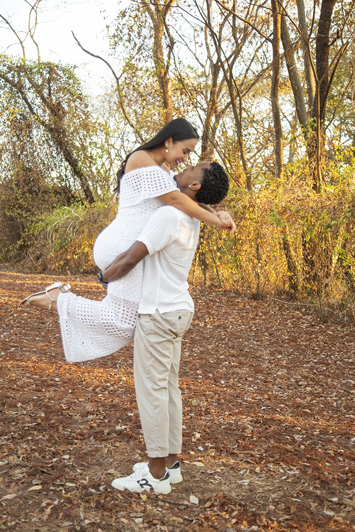 Lindo casal felizes sorridentes sobre parque