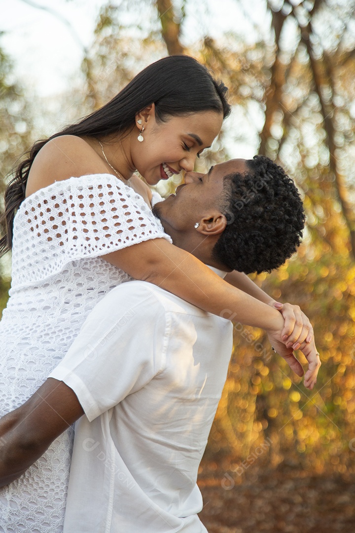 Lindo casal felizes sorridentes sobre parque