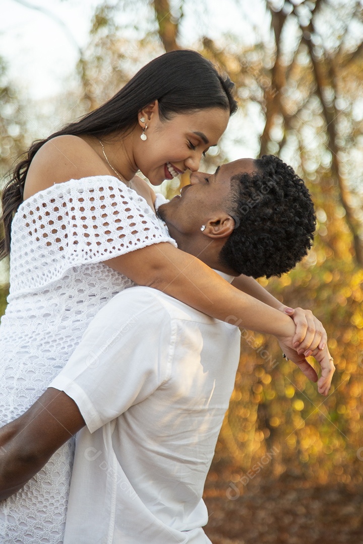 Lindo casal felizes sorridentes sobre parque