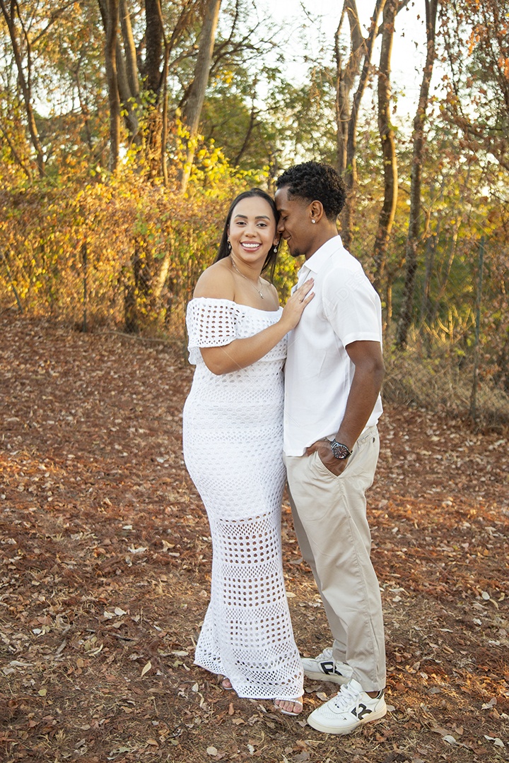 Lindo casal felizes sorridentes sobre parque