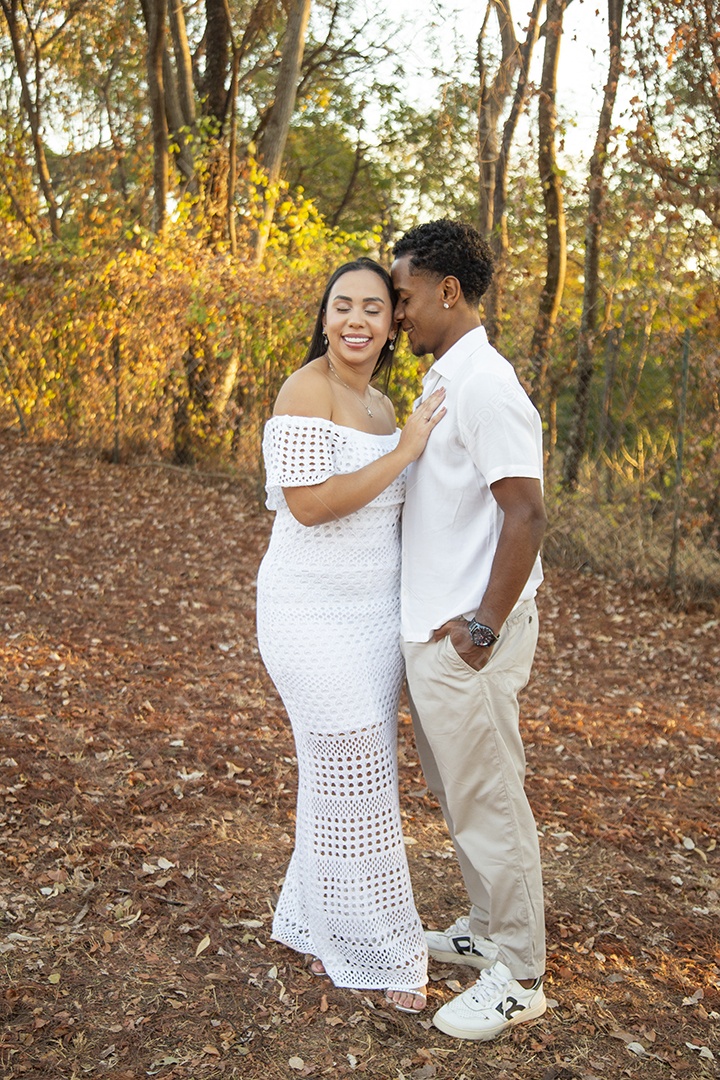 Lindo casal felizes sorridentes sobre parque