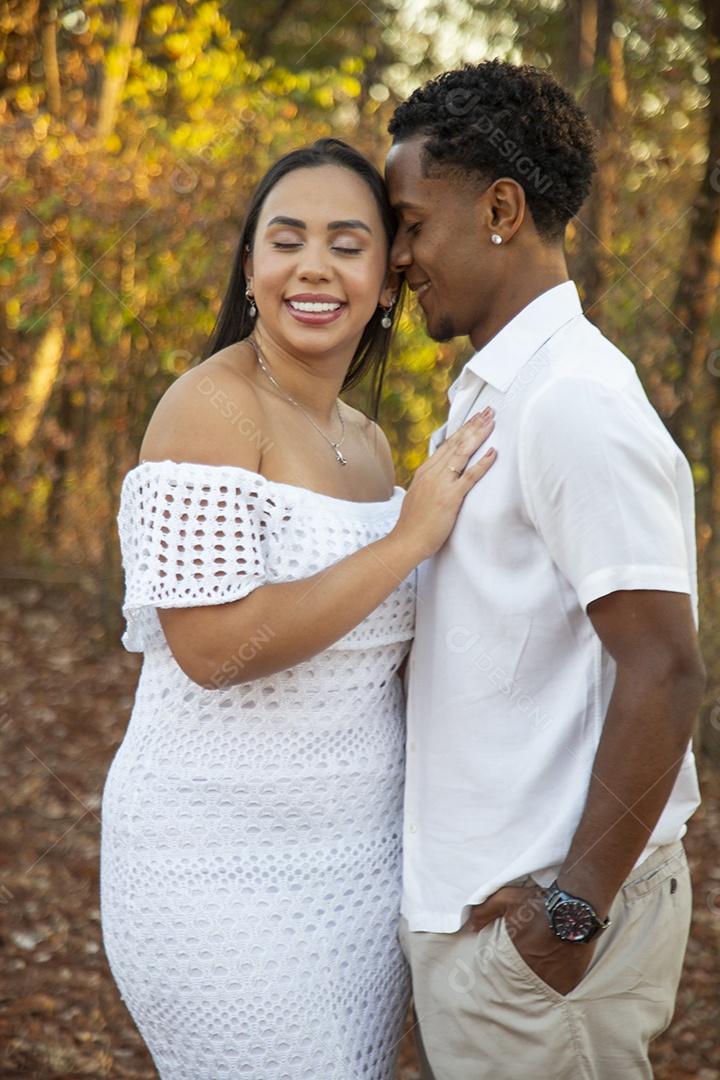 Lindo casal felizes sorridentes sobre parque