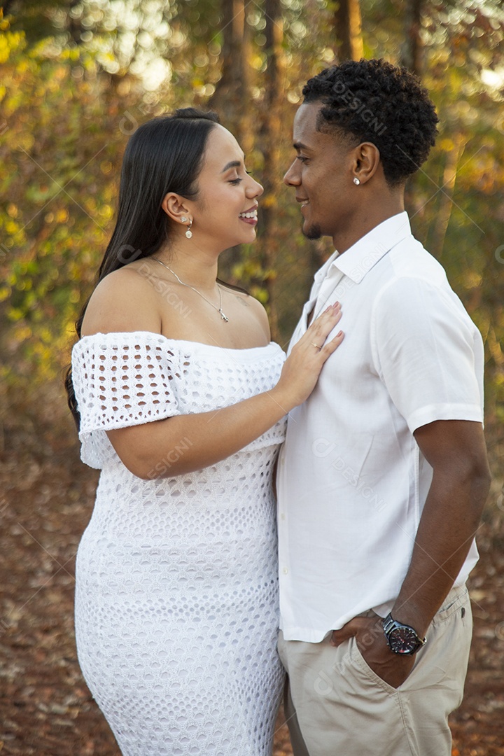 Lindo casal felizes sorridentes sobre parque