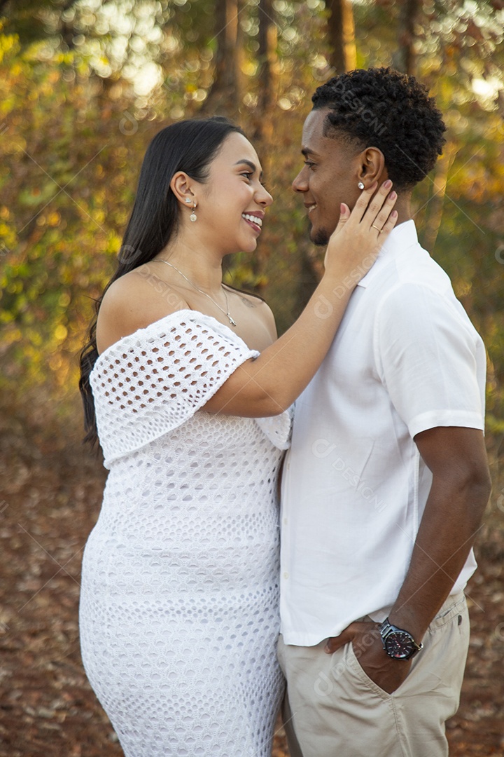 Lindo casal felizes sorridentes sobre parque