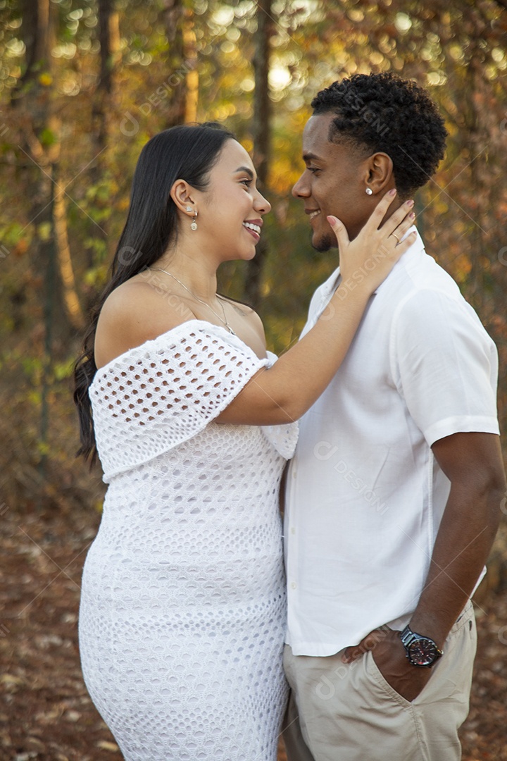 Lindo casal felizes sorridentes sobre parque