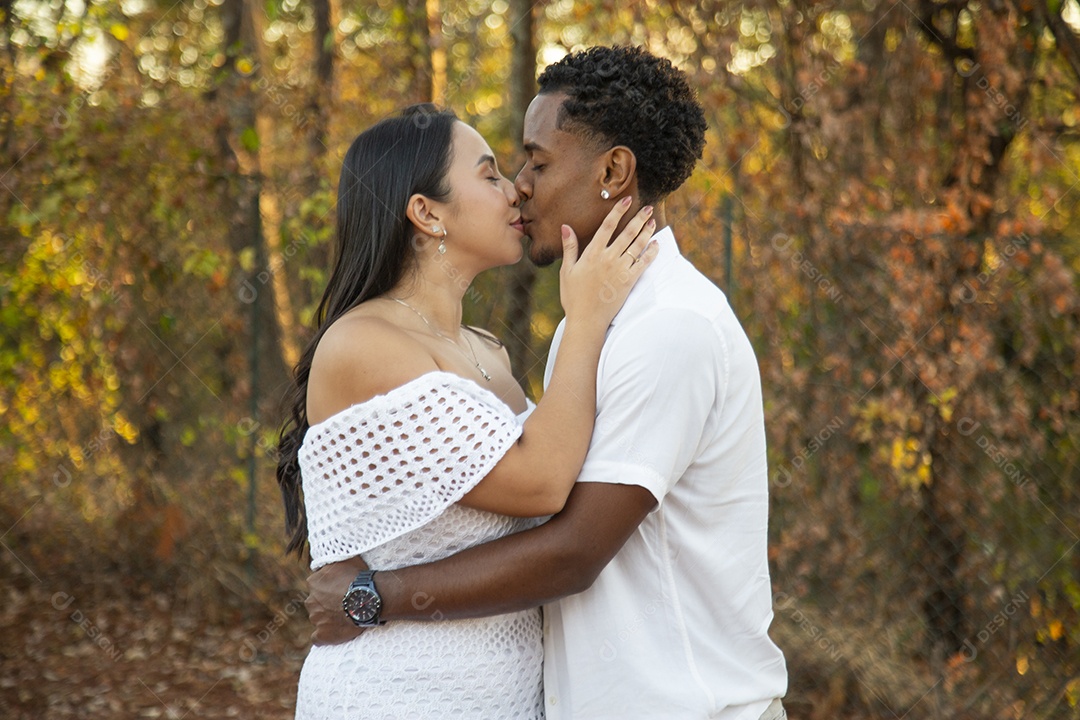 Lindo casal felizes sorridentes sobre parque
