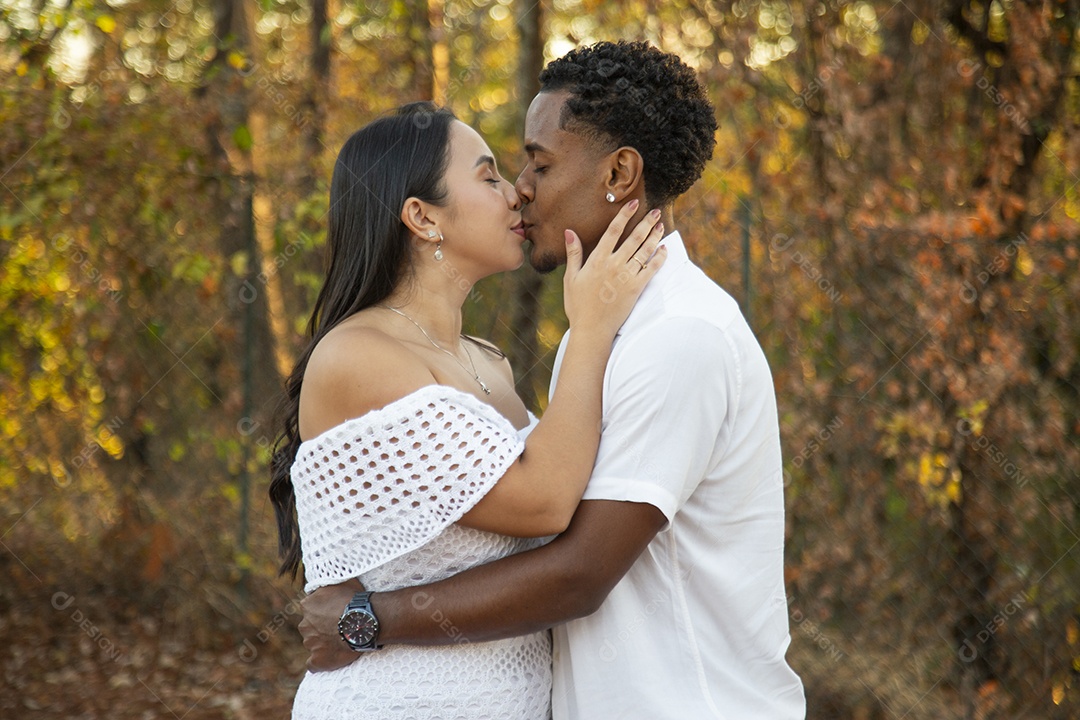 Lindo casal felizes sorridentes sobre parque